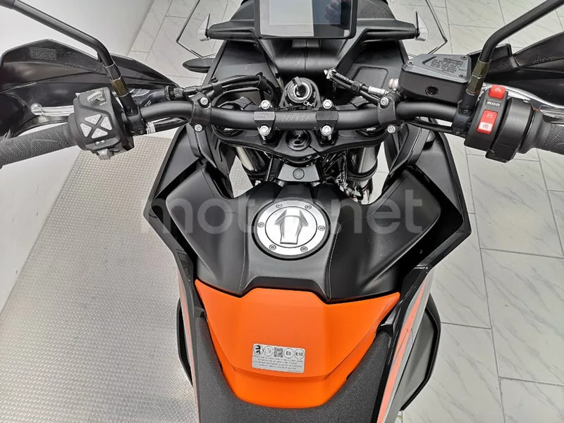 KTM 890 – Vista 7