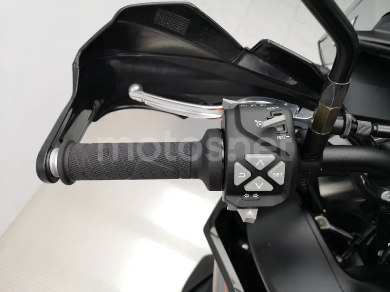 KTM 890 – Vista 9