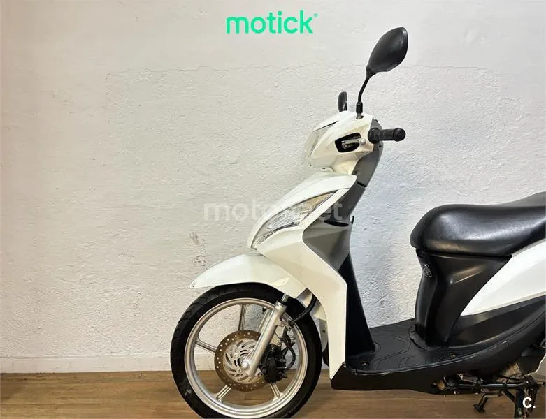 Honda Vision 110 – Vista 8