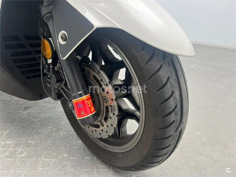 Kymco Grand Dink 300 – Vista 11