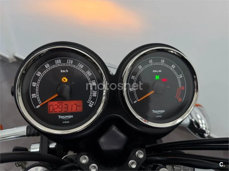 Triumph Bonneville T100 – Vista 15