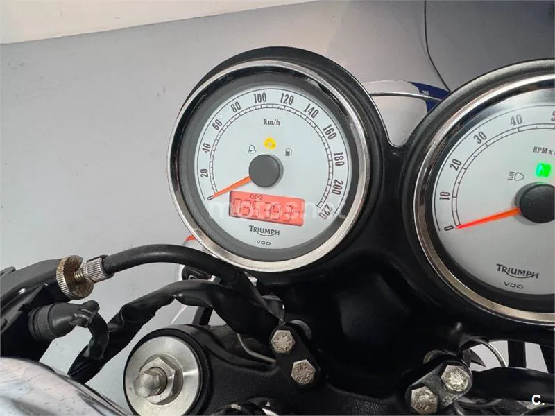 Triumph Thruxton EFI – Vista 11