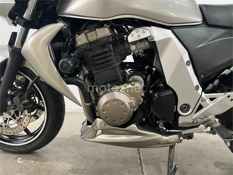 Kawasaki Z750 – Vista 14