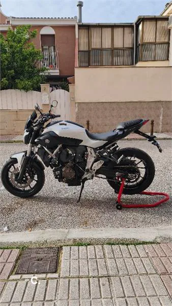 Yamaha MT-07 – Vista 7