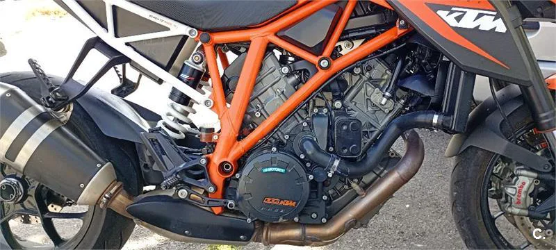 KTM 1290 Super Duke R – Vista 3