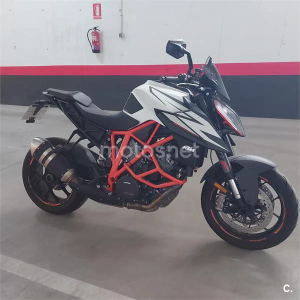 KTM 1290 Super Duke R – Vista 3