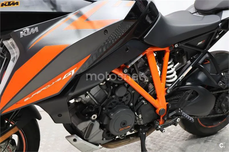 KTM 1290 Super Duke GT – Vista 13