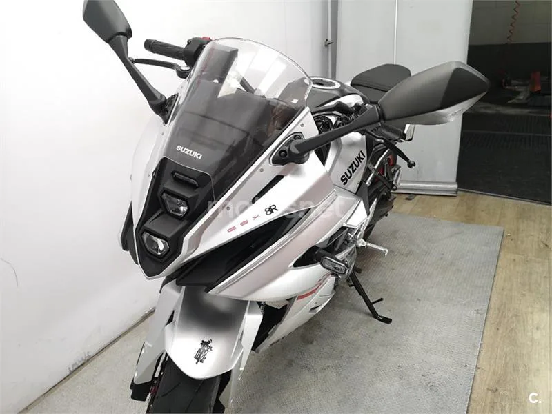 Suzuki GSX-8R – Vista 15