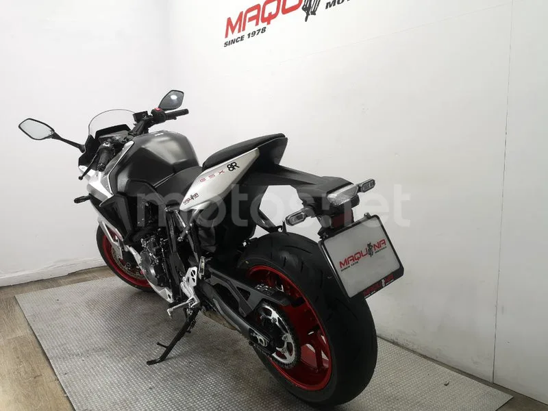 Suzuki GSX-8R – Vista 16
