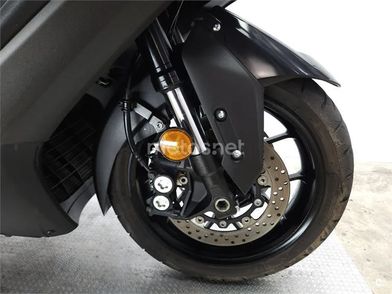 Yamaha TMAX – Vista 11