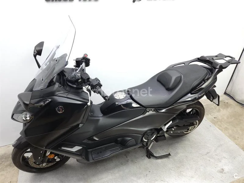 Yamaha TMAX – Vista 16