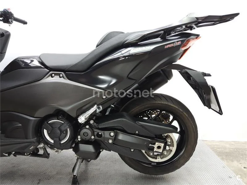 Yamaha TMAX – Vista 18