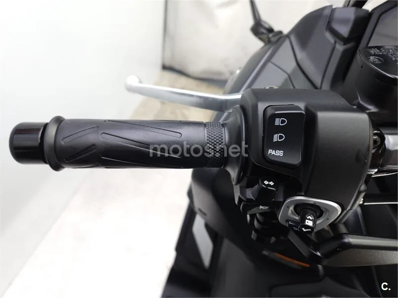 Yamaha TMAX – Vista 9