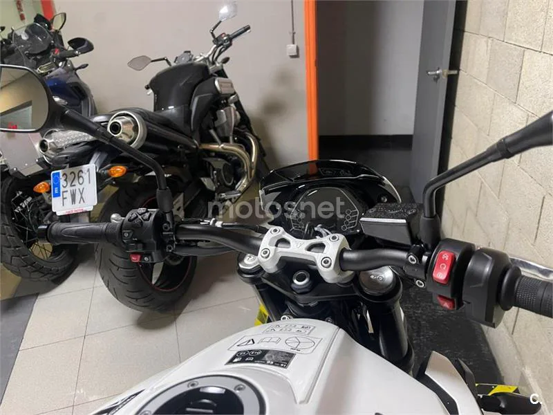 Triumph Street Triple 765 – Vista 9