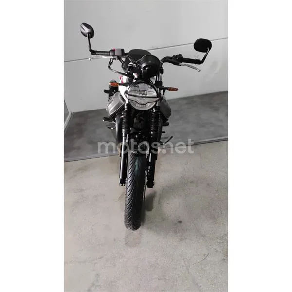 Moto Guzzi V7 – Vista 3