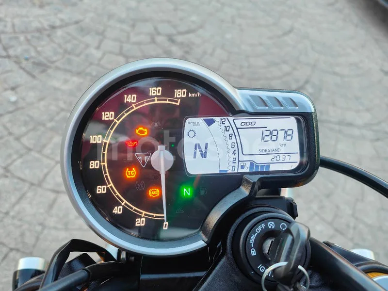 Triumph Speed 400 – Vista 16