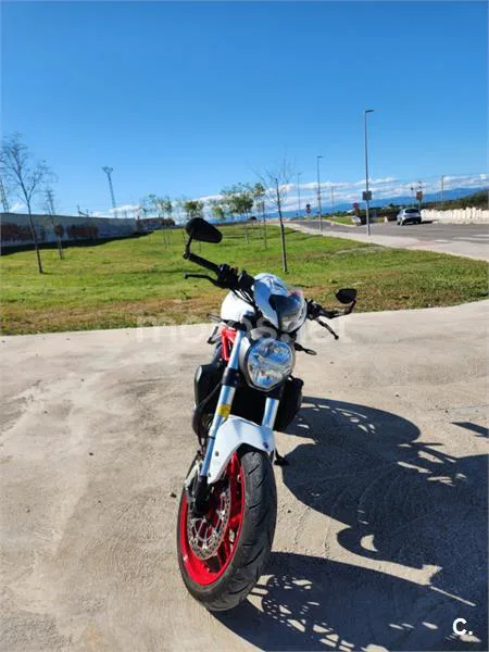 Ducati Monster 821 – Vista 2