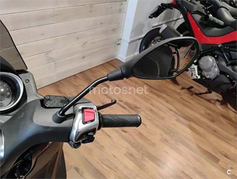 Piaggio MP3 – Vista 12
