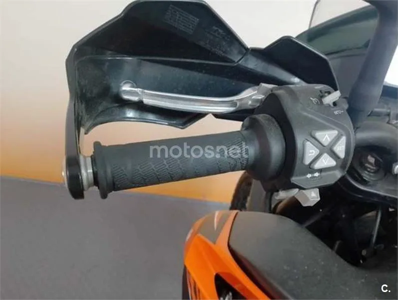 KTM 890 – Vista 12