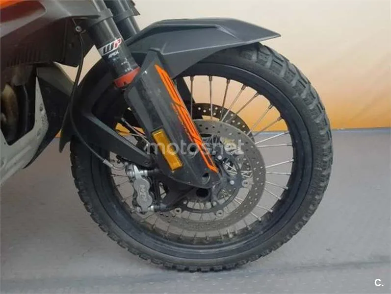 KTM 890 – Vista 9