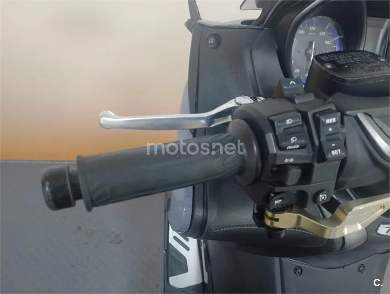 Yamaha TMAX 560 – Vista 12