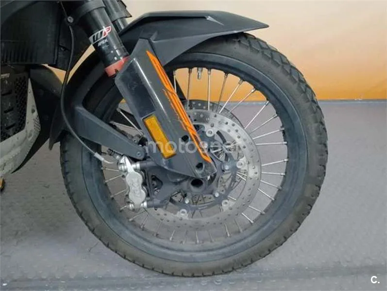 KTM 890 – Vista 9