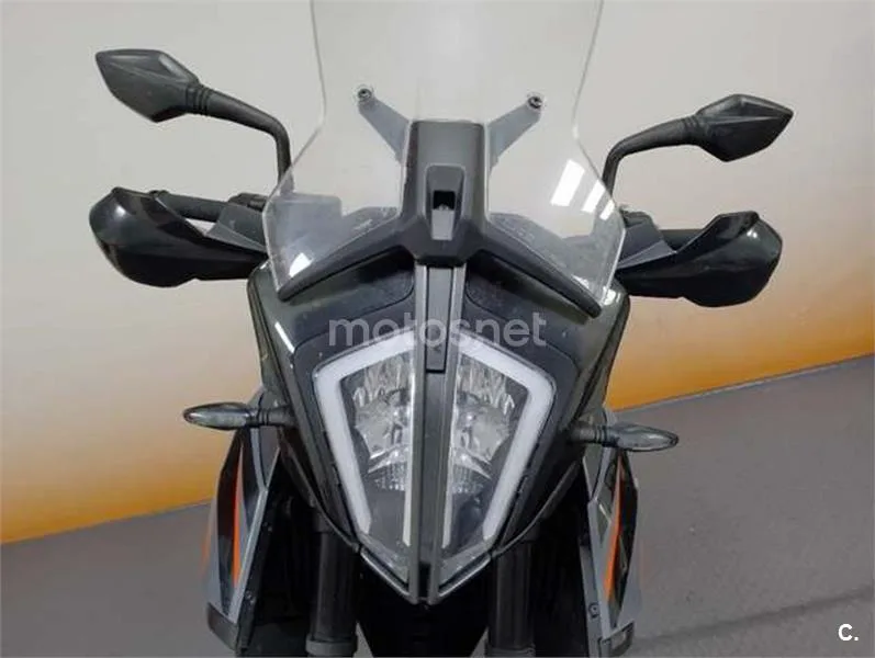 KTM 890 – Vista 10