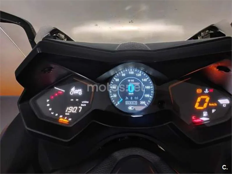 Kymco AK 550 – Vista 13