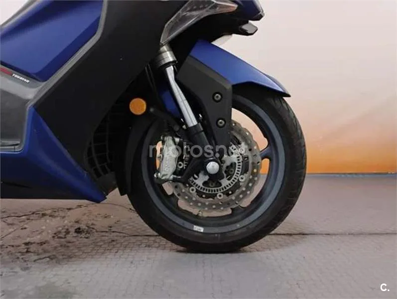 Kymco AK 550 – Vista 9