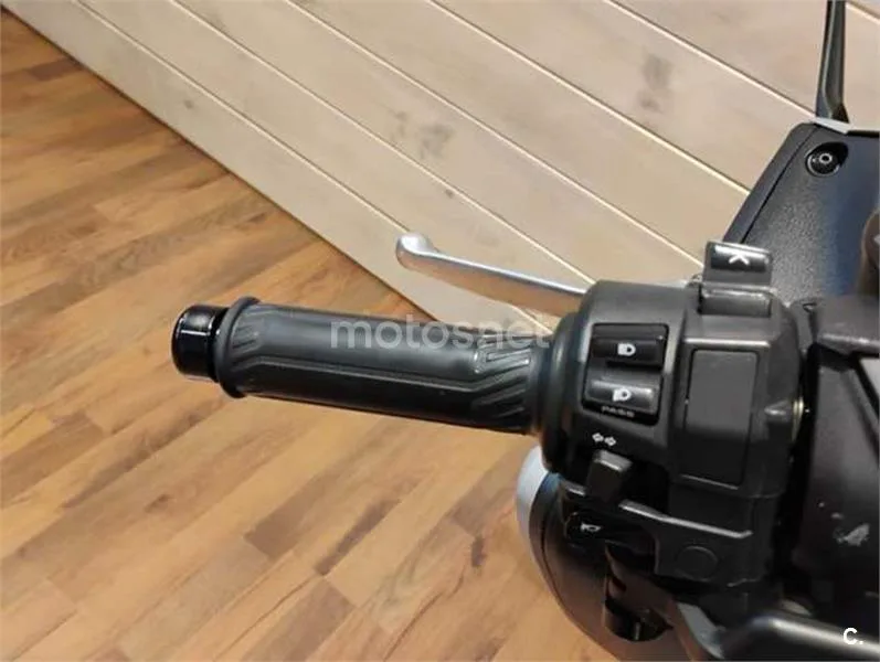 Yamaha TMAX 560 – Vista 12