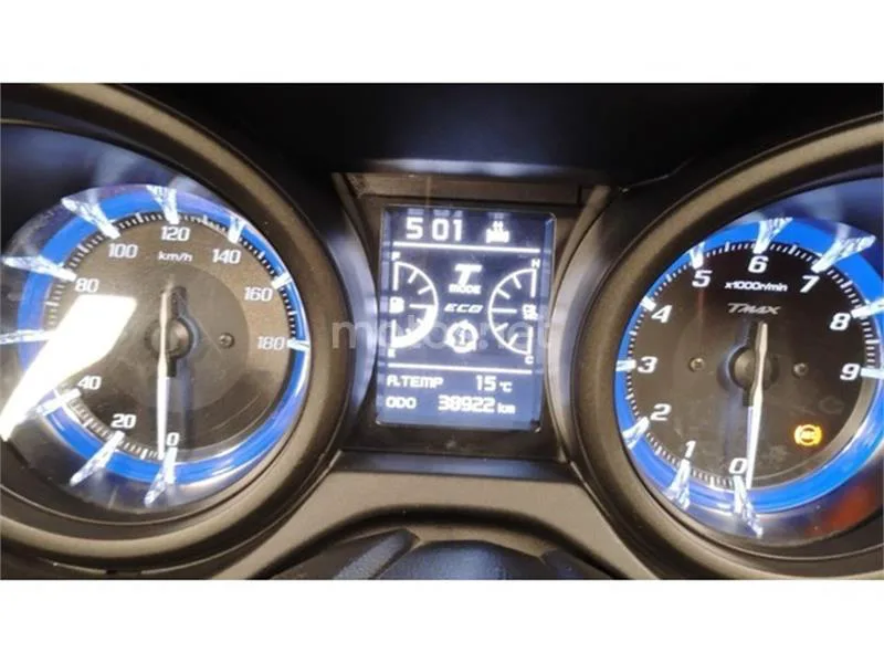 Yamaha TMAX 560 – Vista 13