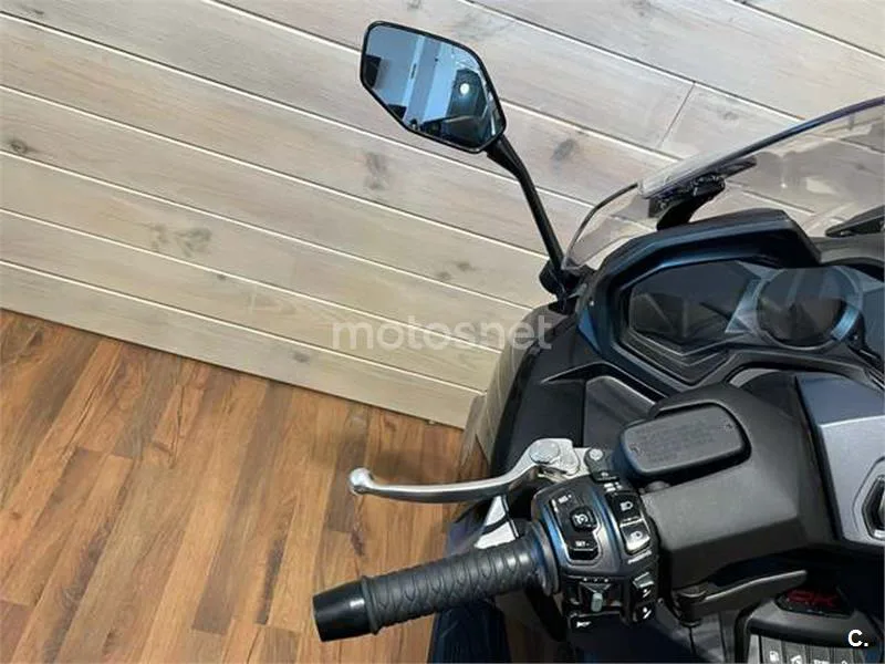 Kymco AK 550 – Vista 11