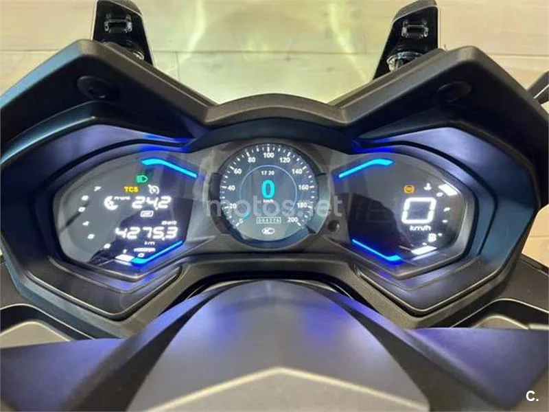 Kymco AK 550 – Vista 13