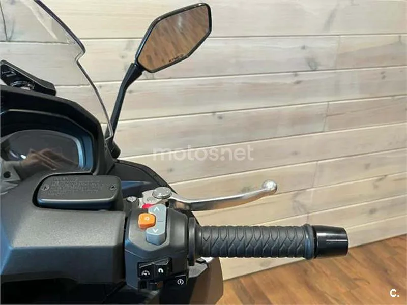 Kymco AK 550 – Vista 15