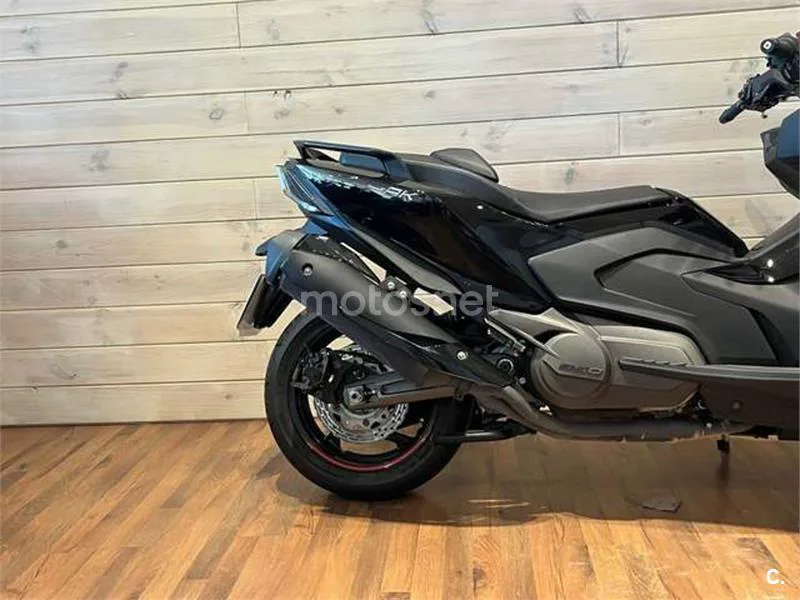 Kymco AK 550 – Vista 7