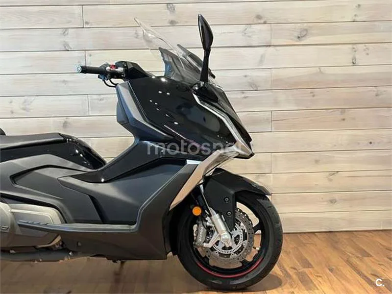 Kymco AK 550 – Vista 8