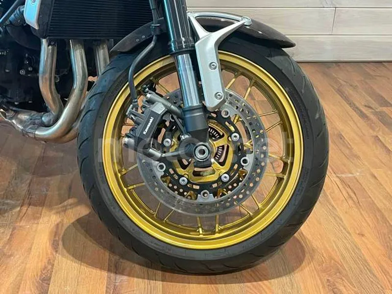 Kawasaki Z900RS - Vista 9