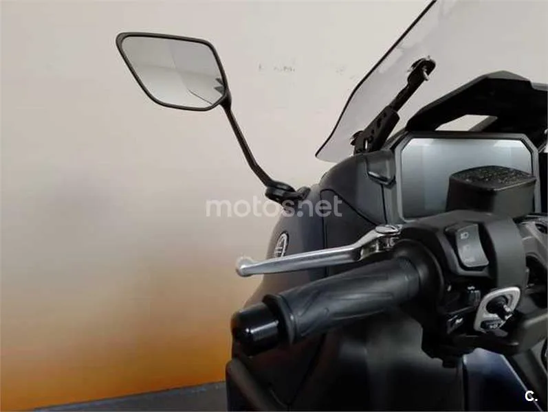 Yamaha TMAX – Vista 13