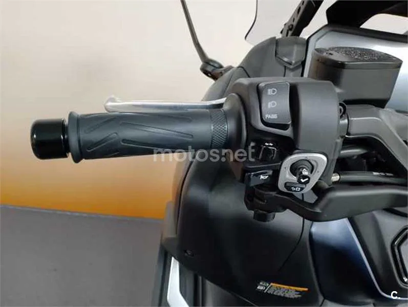 Yamaha TMAX – Vista 10
