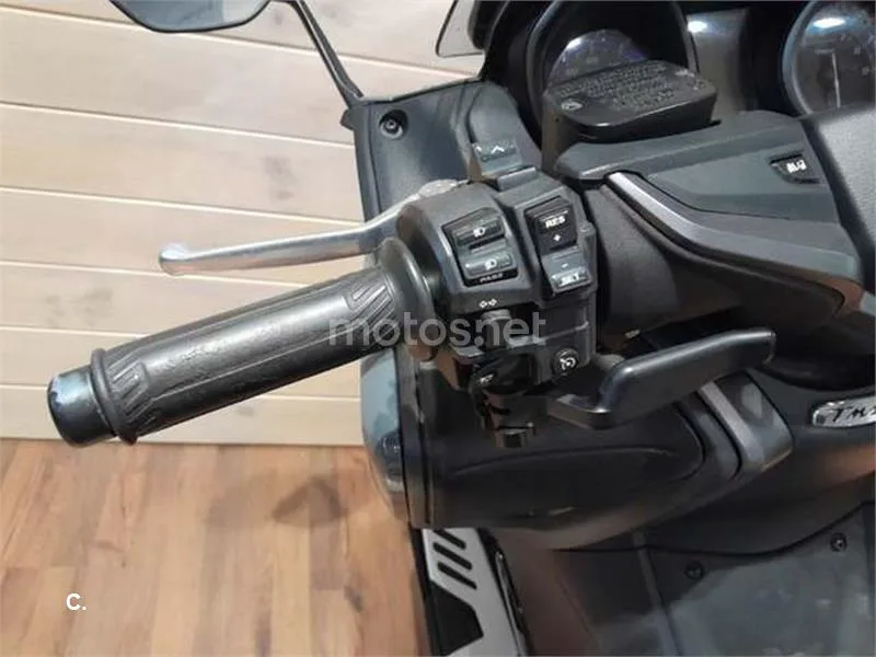 Yamaha TMAX – Vista 12
