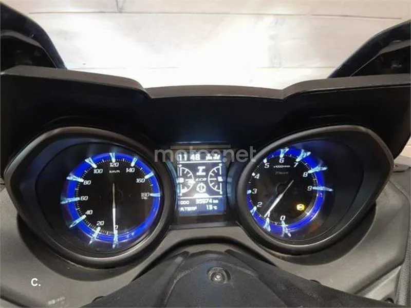 Yamaha TMAX – Vista 13
