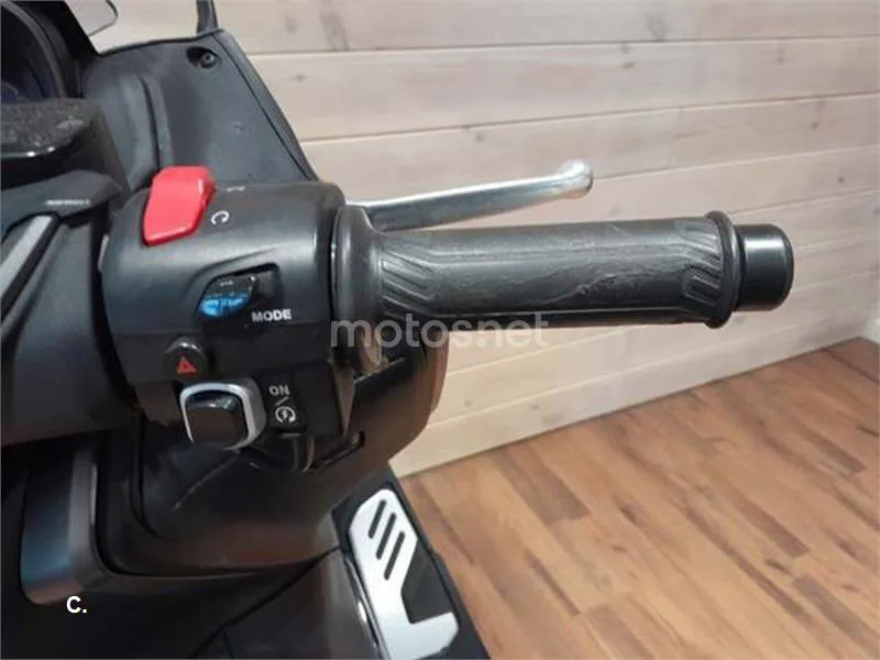 Yamaha TMAX – Vista 14