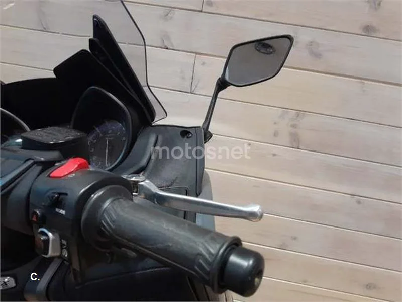 Yamaha TMAX – Vista 15