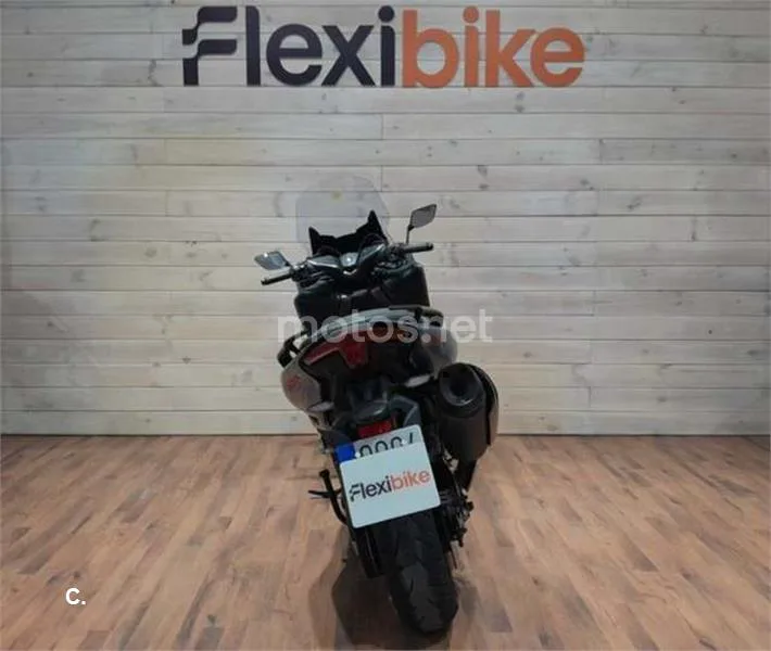 Yamaha TMAX – Vista 5
