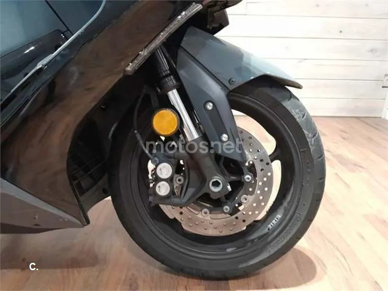 Yamaha TMAX – Vista 9
