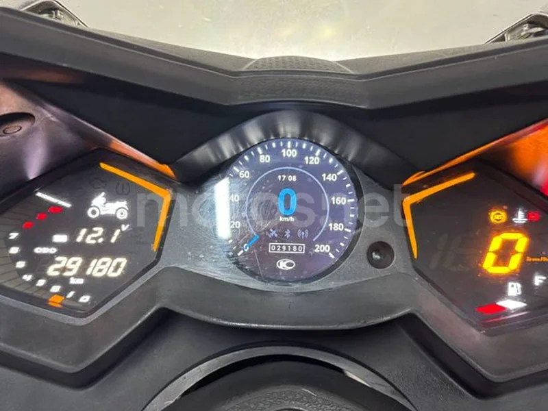 Kymco AK 550 – Vista 13