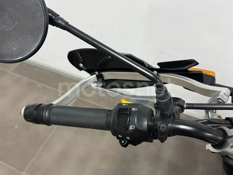 Royal Enfield Scram 411 – Vista 12