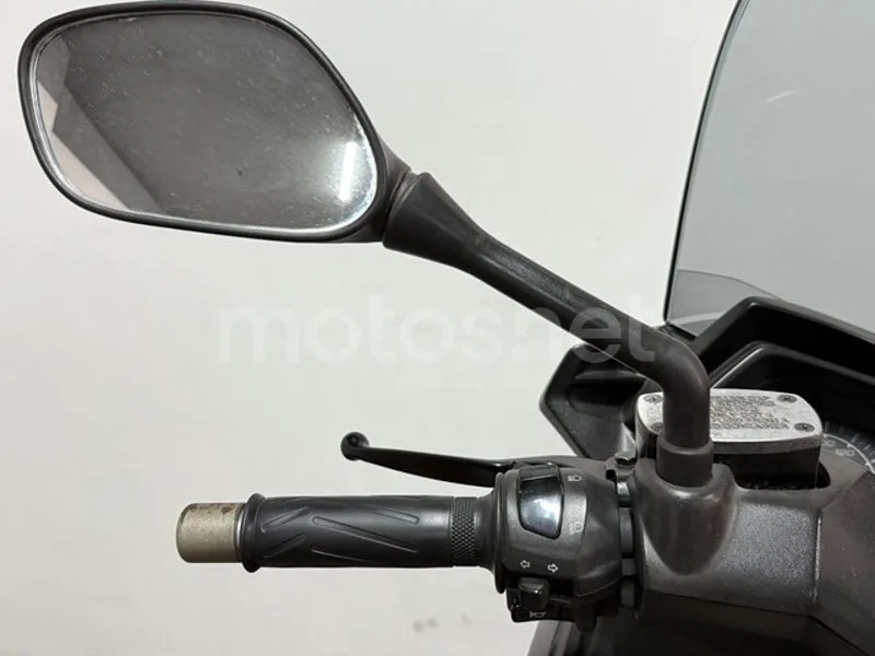 Yamaha XMAX 400 – Vista 11