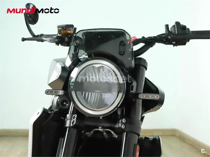 Husqvarna Svartpilen 801 – Vista 5