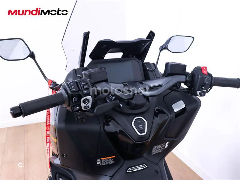 Yamaha TMAX – Vista 11